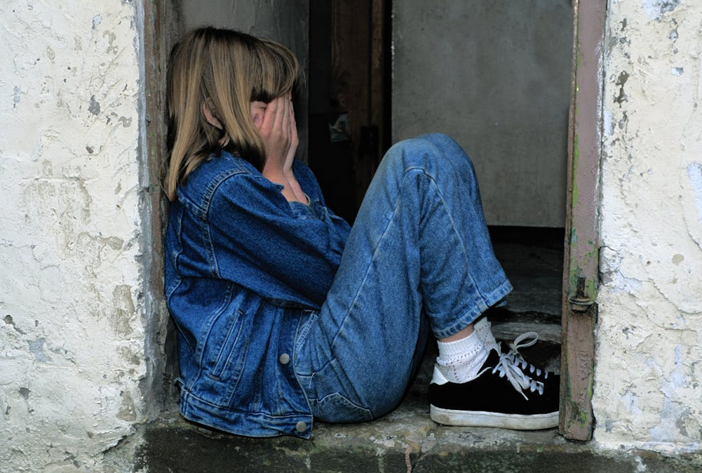 Comment la psychanalyse aide à dépasser les traumatismes d’enfance