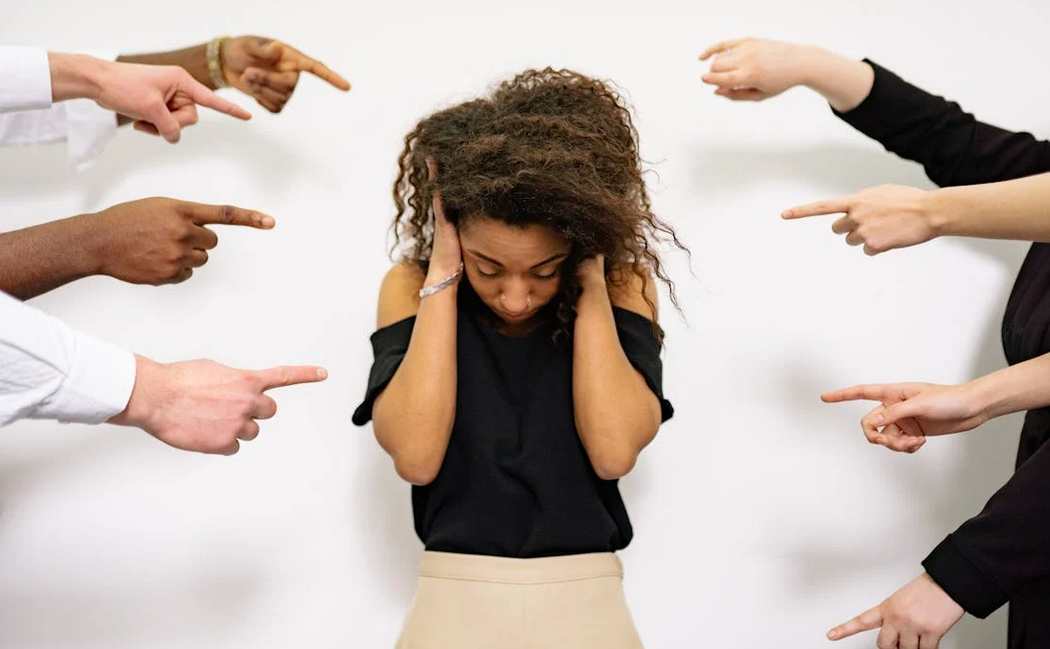 Gérer l’anxiété liée aux relations sociales grâce à la psychothérapie