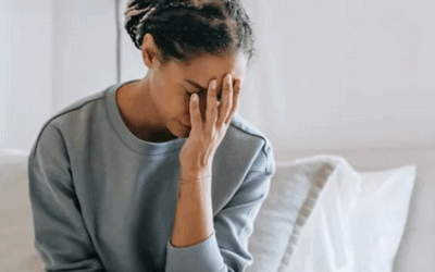 Gérer l’anxiété sociale chez les jeunes adultes grâce à la psychothérapie intégrative