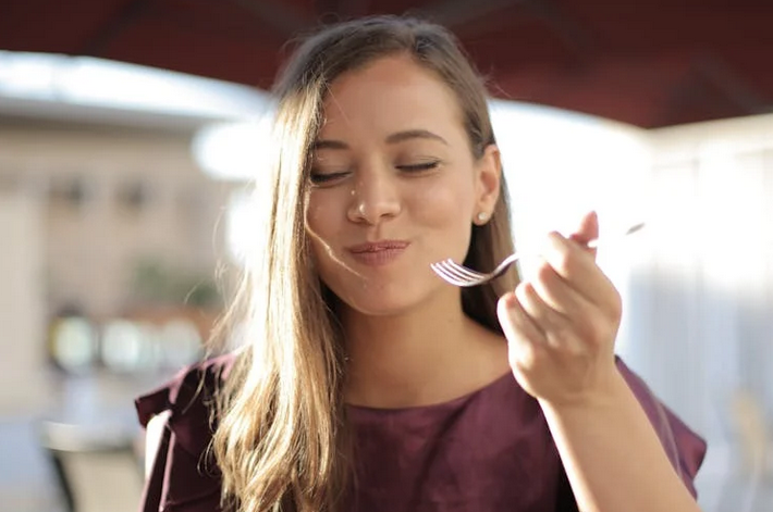 Techniques TCC pour la gestion des compulsions alimentaires en ligne