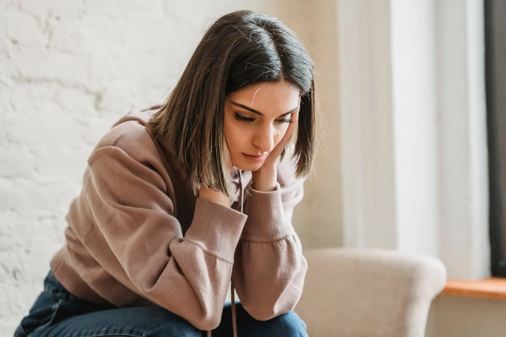 Comment la psychothérapie en ligne aide à surmonter le burnout émotionnel