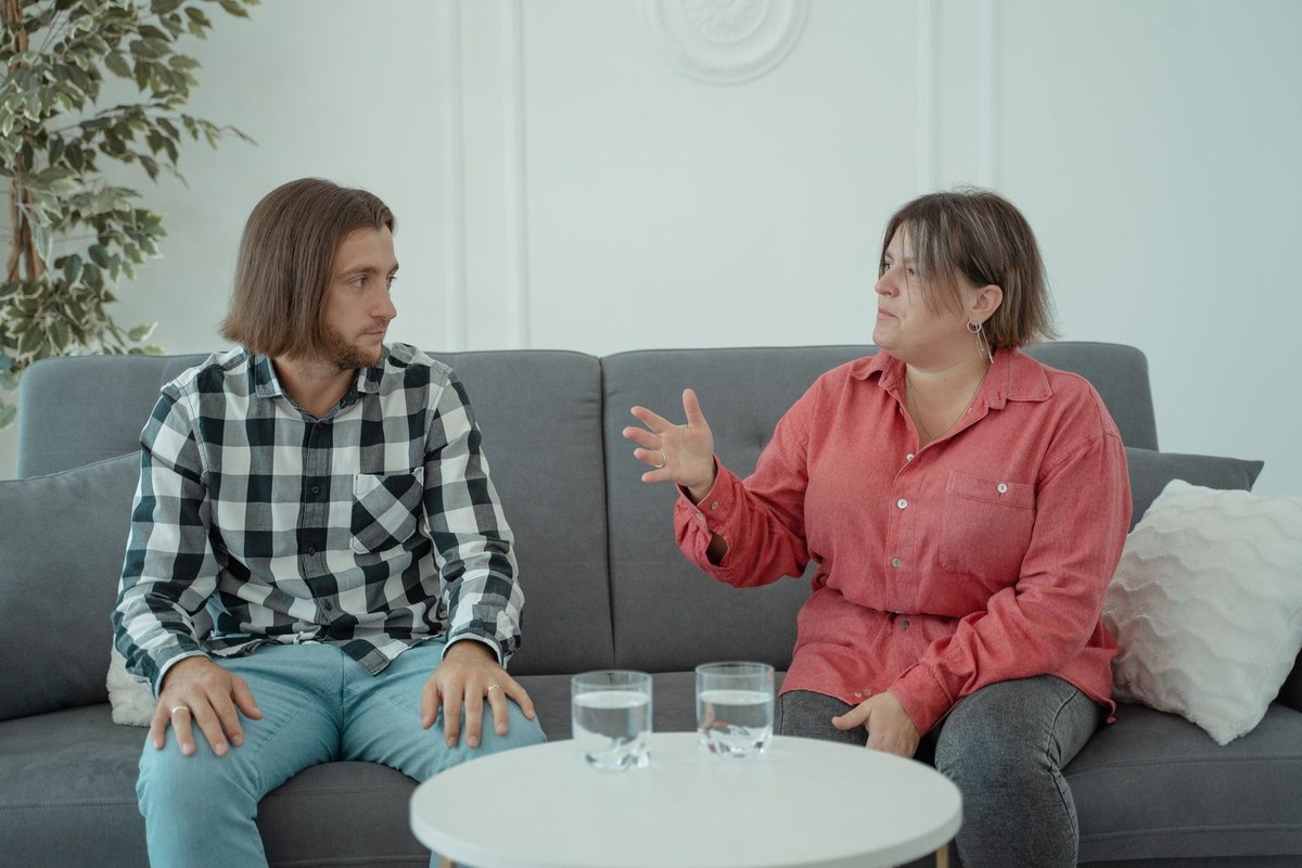 Deux personnes échangeant avec attention dans un salon