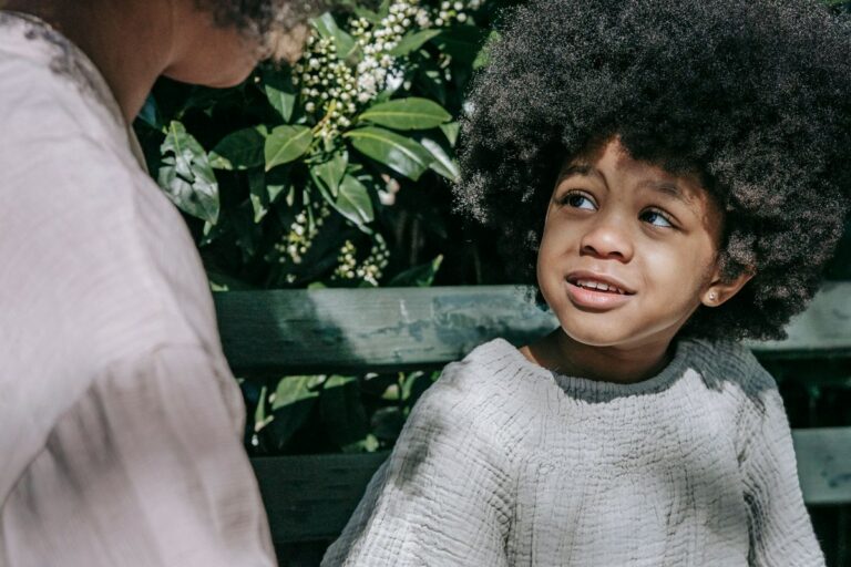 Parent et enfant discutant ensemble dans un parc