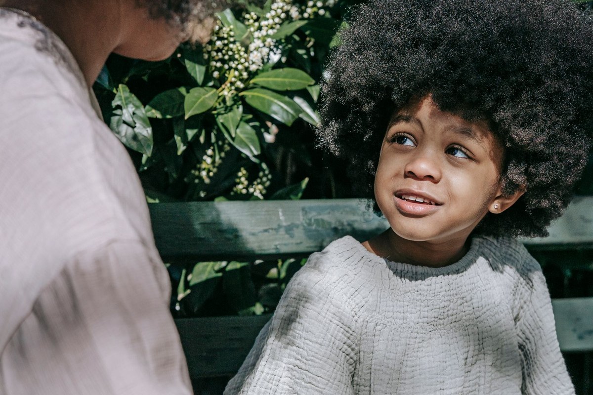Parent et enfant discutant ensemble dans un parc