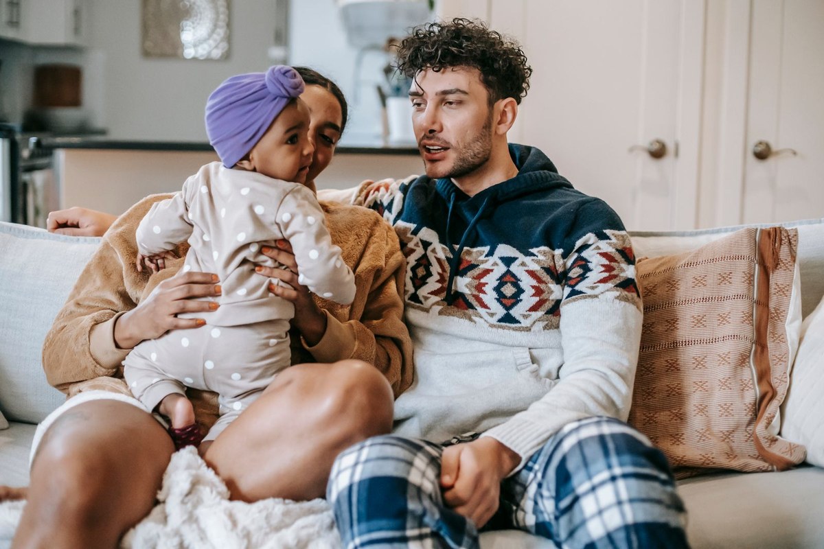 Parents et enfant échangeant calmement dans un salon