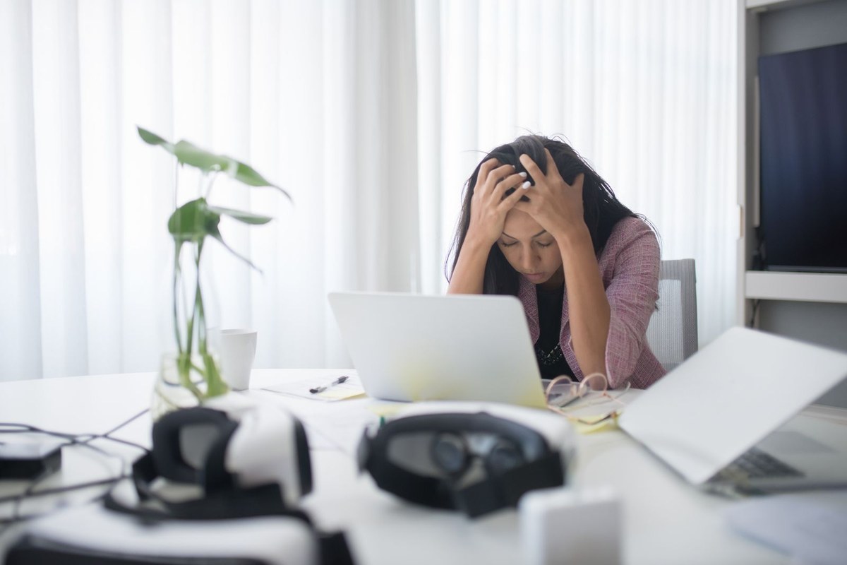Professionnelle fatiguée devant son ordinateur