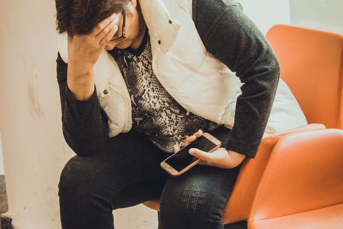 Personne inquiète tenant son téléphone et attendant des nouvelles