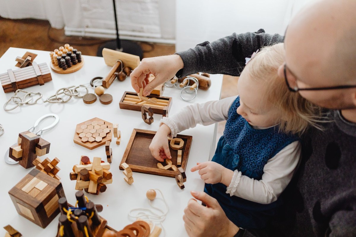 Parent et enfant partageant un jeu autour d'une table