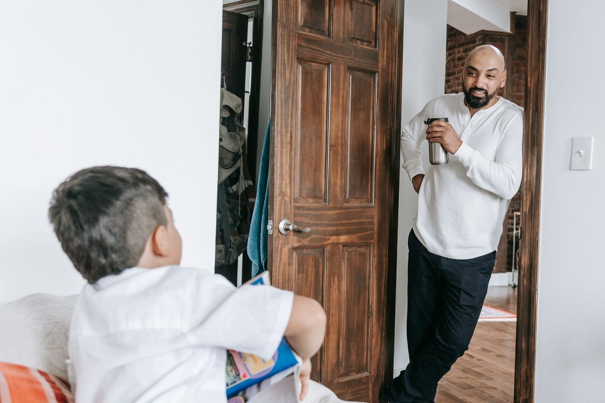 Père parlant avec son enfant à la maison