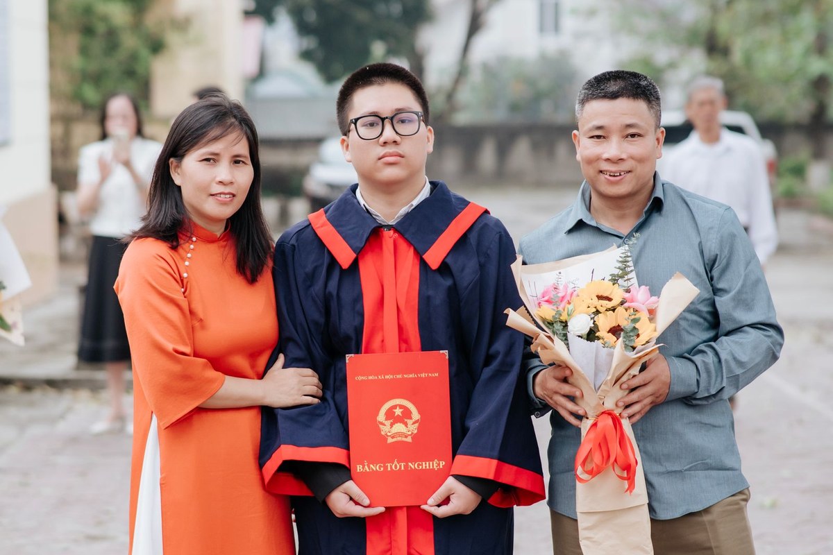 Jeune diplômé entouré de ses parents lors d'une étape importante