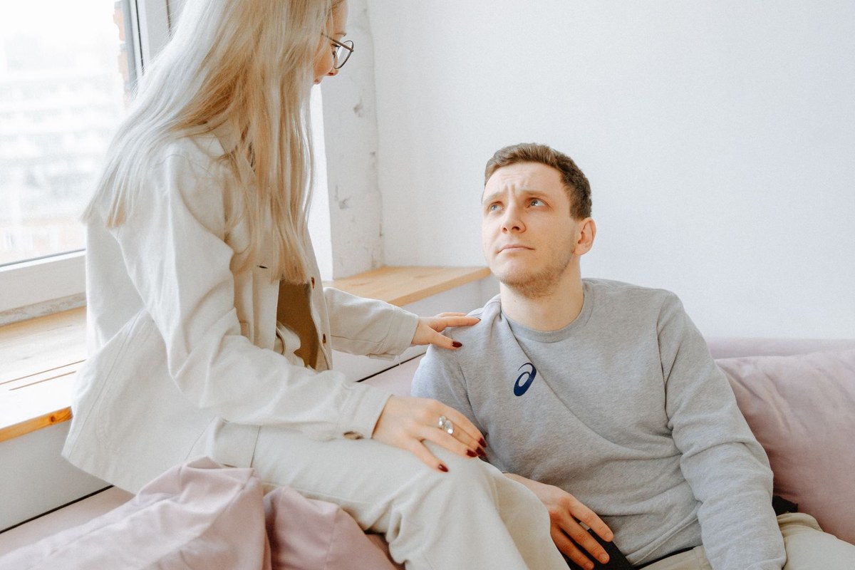 Couple engagé dans une conversation attentive