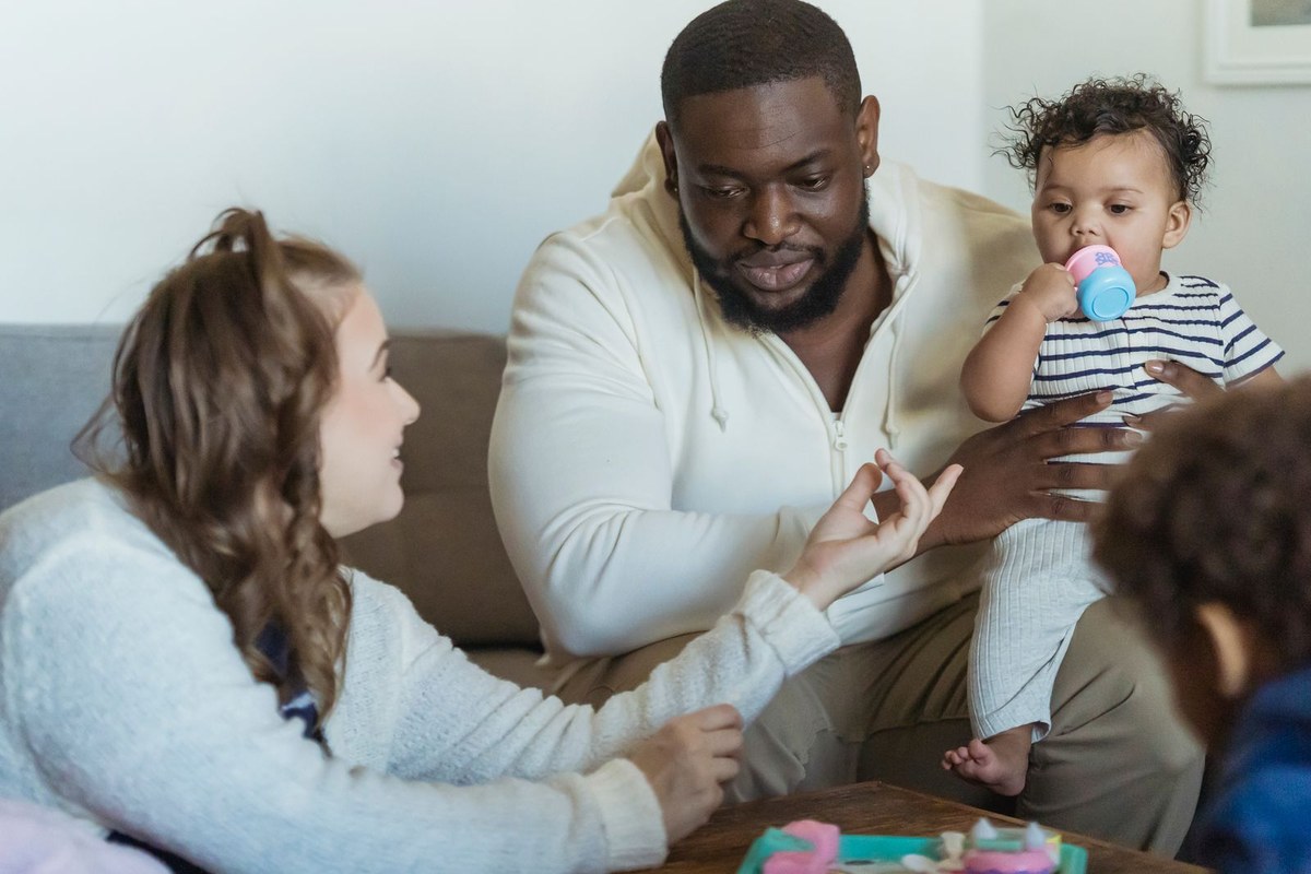 Famille réunie pour parler dans un cadre apaisé