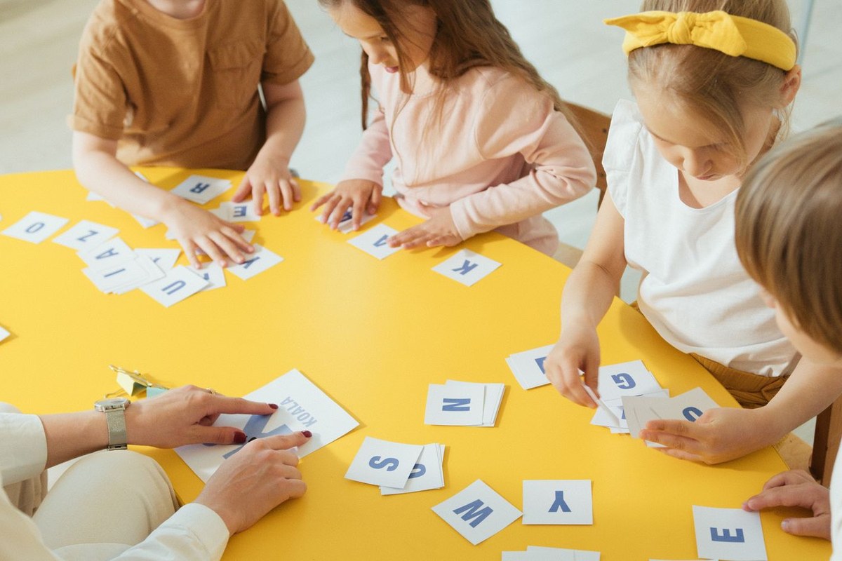 Enfants utilisant des cartes de lettres au cours d'une activité d'apprentissage