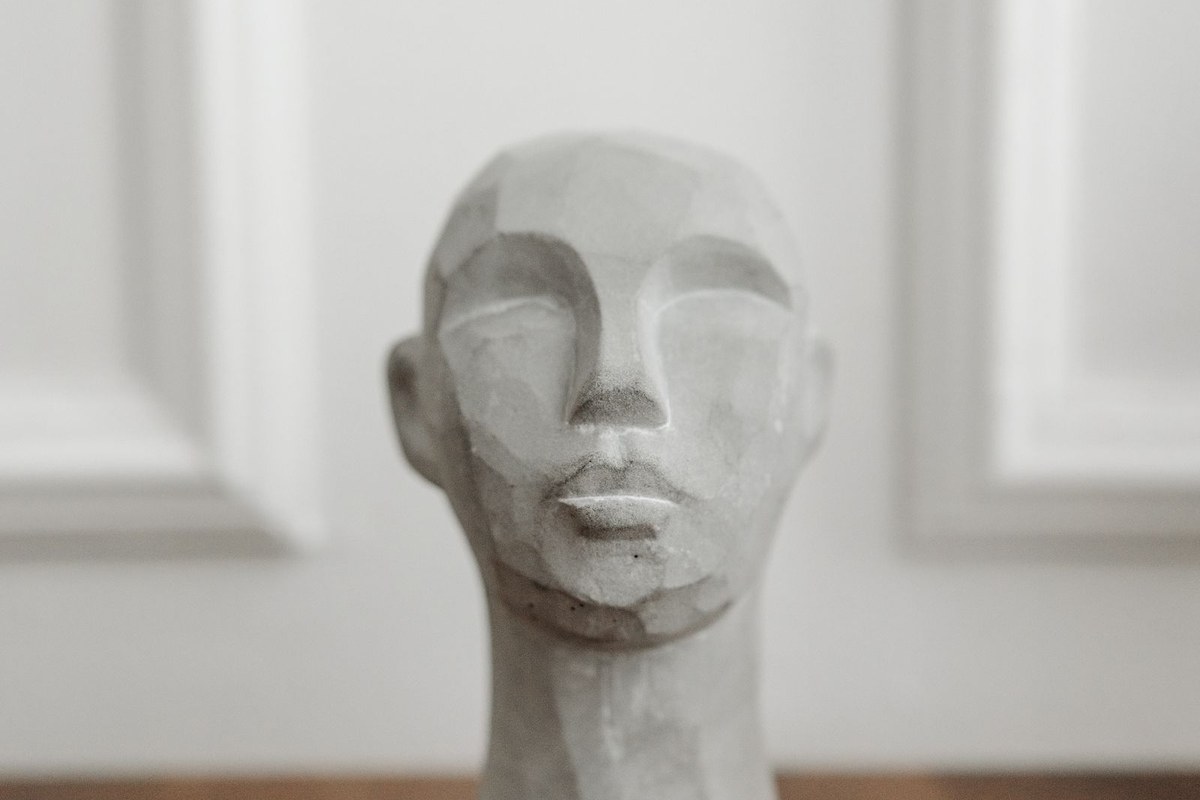 Sculpture de tête illustrant un modèle de compréhension de l'activité mentale