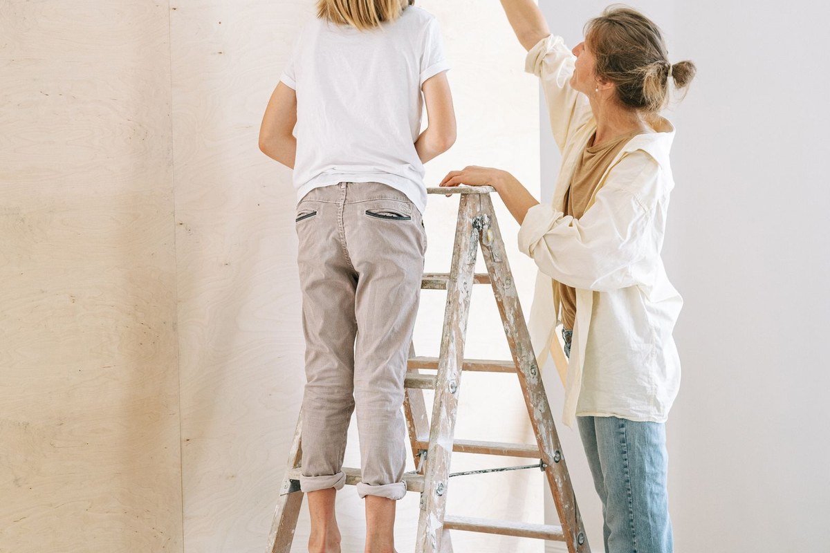 Parent et enfant partageant une activité constructive