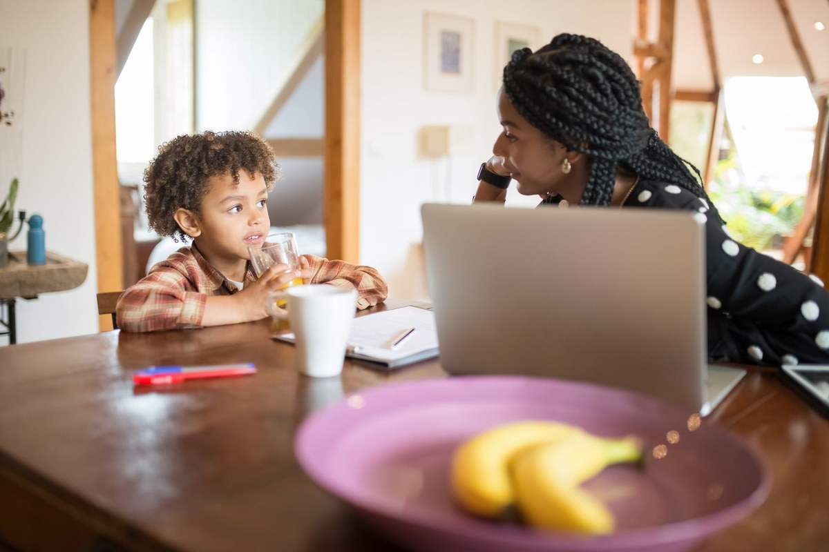 Parent et enfant échangeant calmement autour d'une table