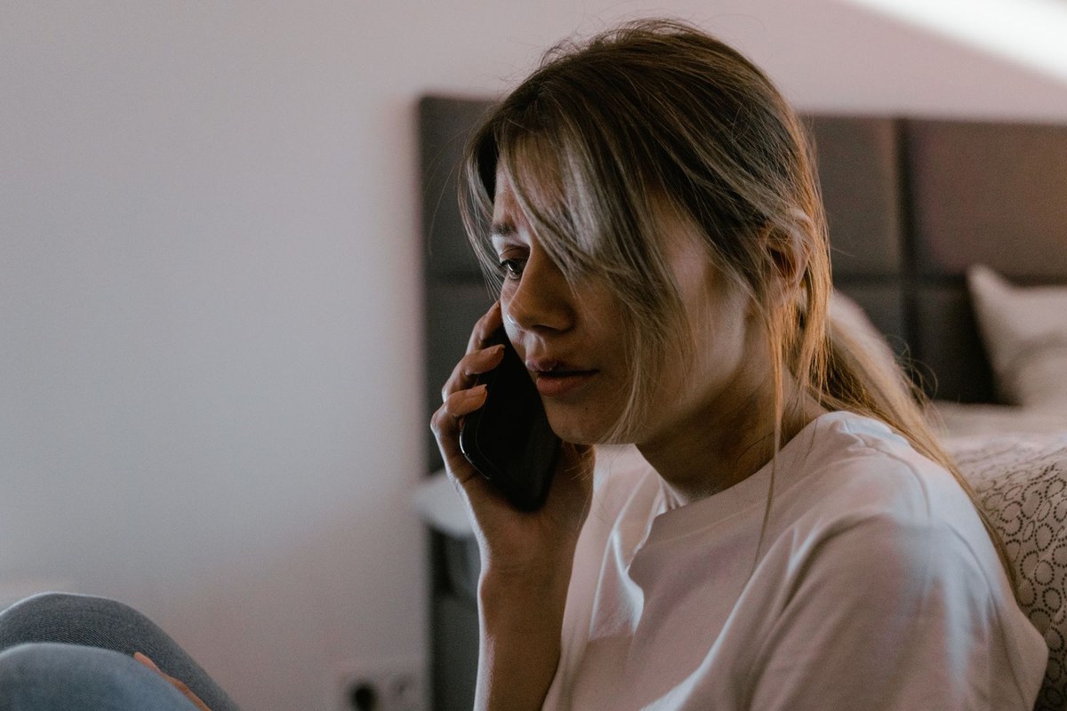 Personne inquiète pendant un appel téléphonique
