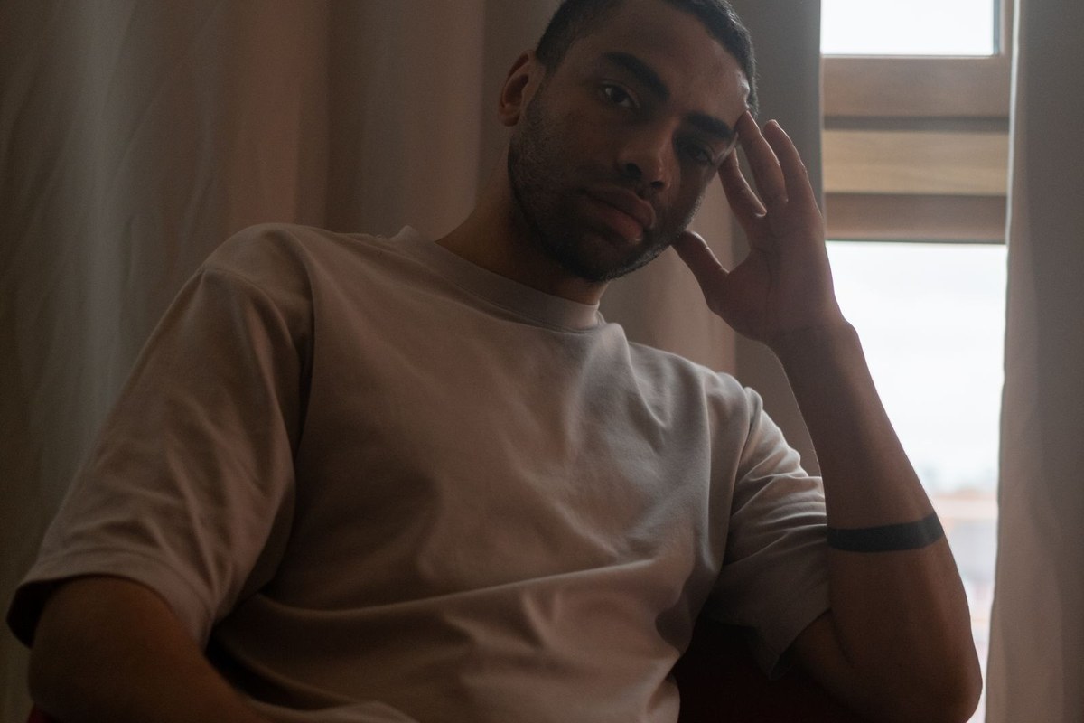 Personne prenant du recul face à une période de doute