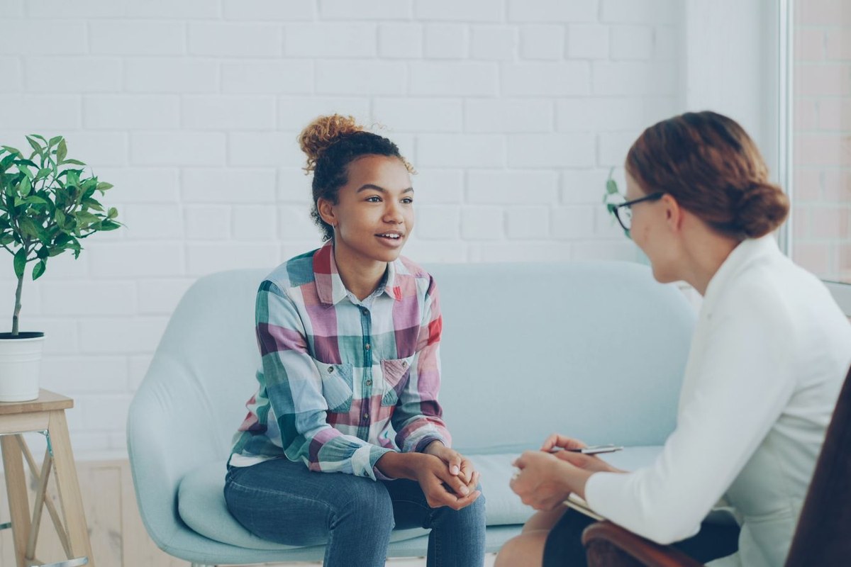 Adolescent échangeant avec un thérapeute en consultation