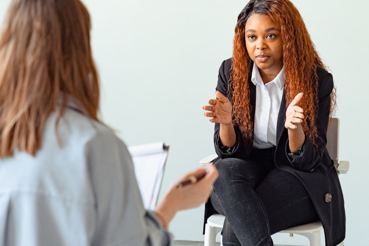 Personne échangeant avec une professionnelle en consultation
