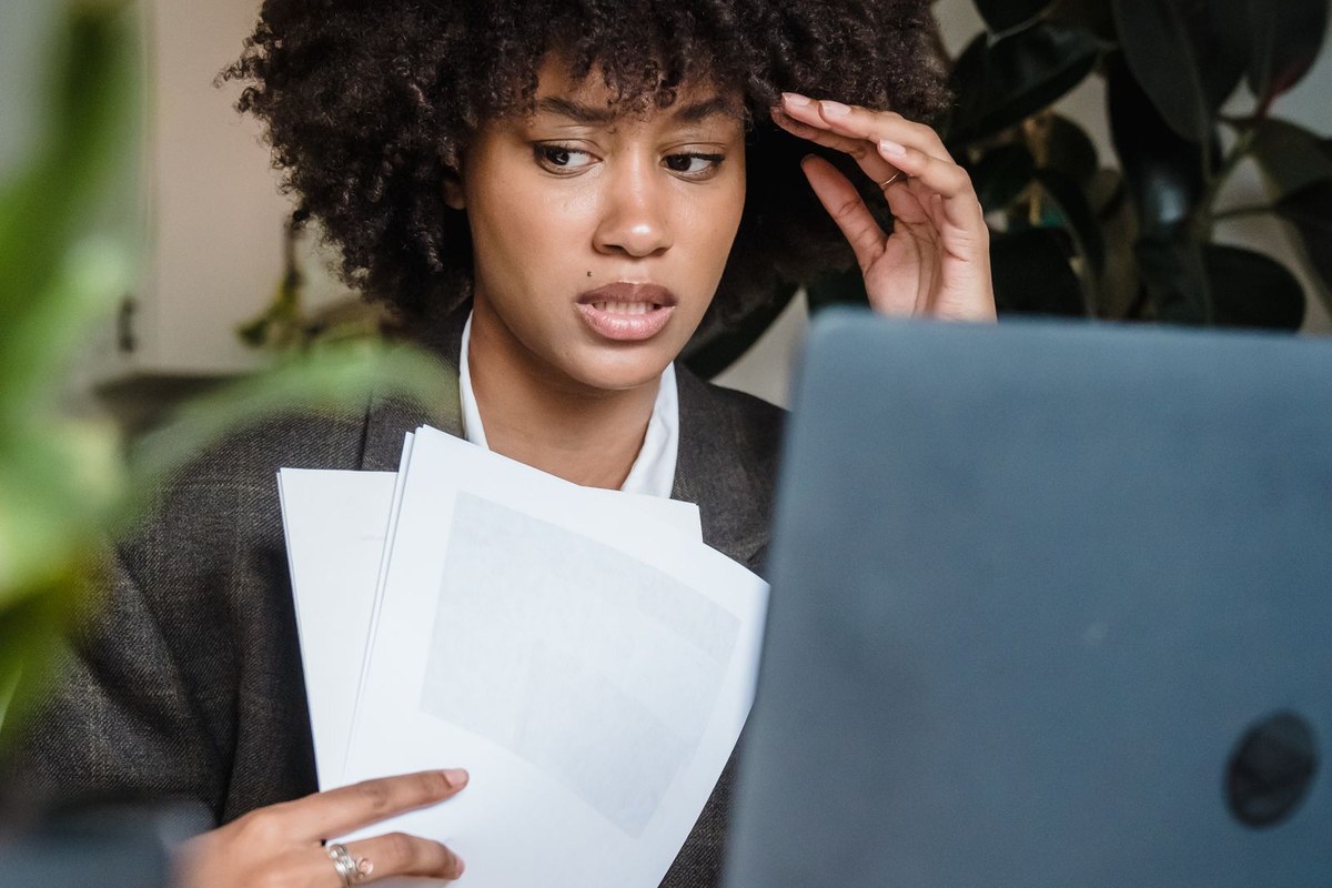 Professionnelle face à plusieurs documents sur son bureau