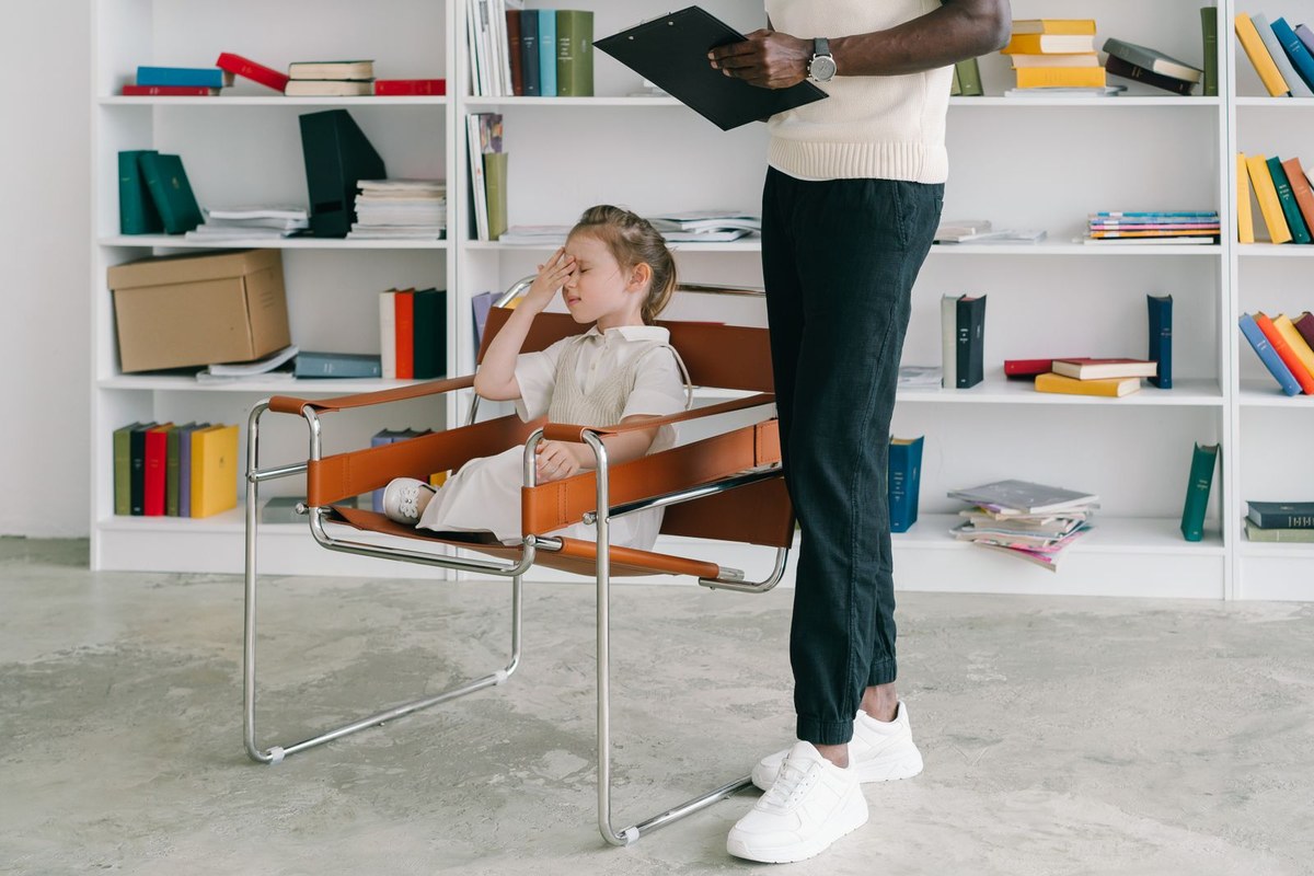 Enfant échangeant avec une professionnelle pendant une consultation