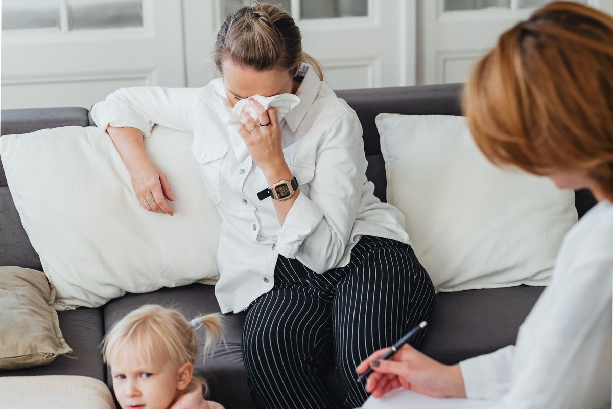 Parent et enfant accompagnés pendant une consultation familiale