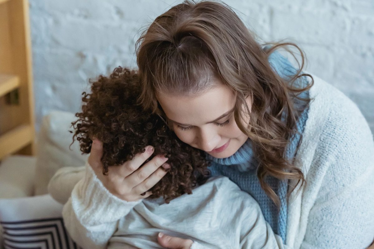 Parent rassurant son enfant dans ses bras