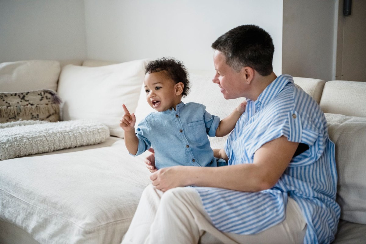 Parent et jeune enfant partageant un moment chaleureux