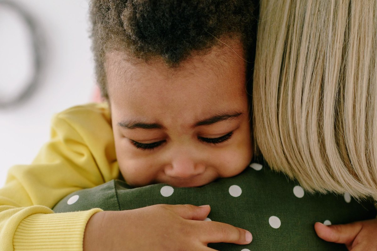 Parent réconfortant un enfant traversant une émotion difficile