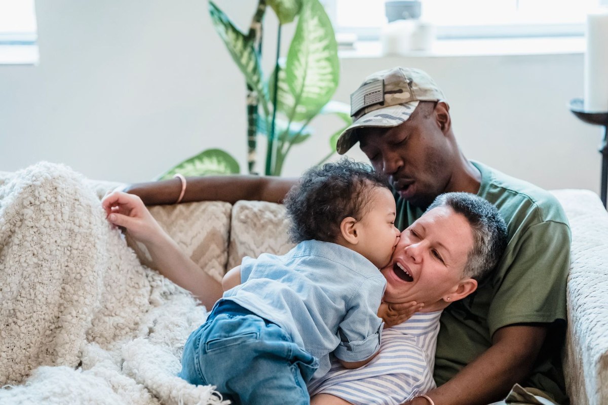 Parents entourant leur enfant dans un moment rassurant