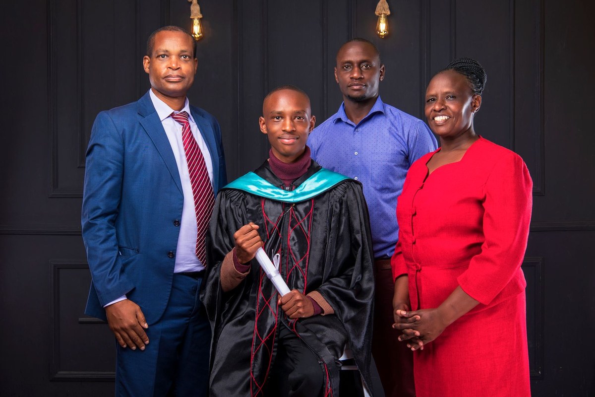 Jeune diplômé soutenu par sa famille lors d'un passage important
