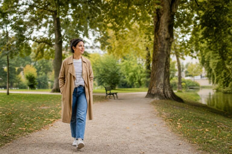 Scène humaine illustrant : Pourquoi ai-je peur des pensées intrusives ? Comprendre ces pensées qui font si peur