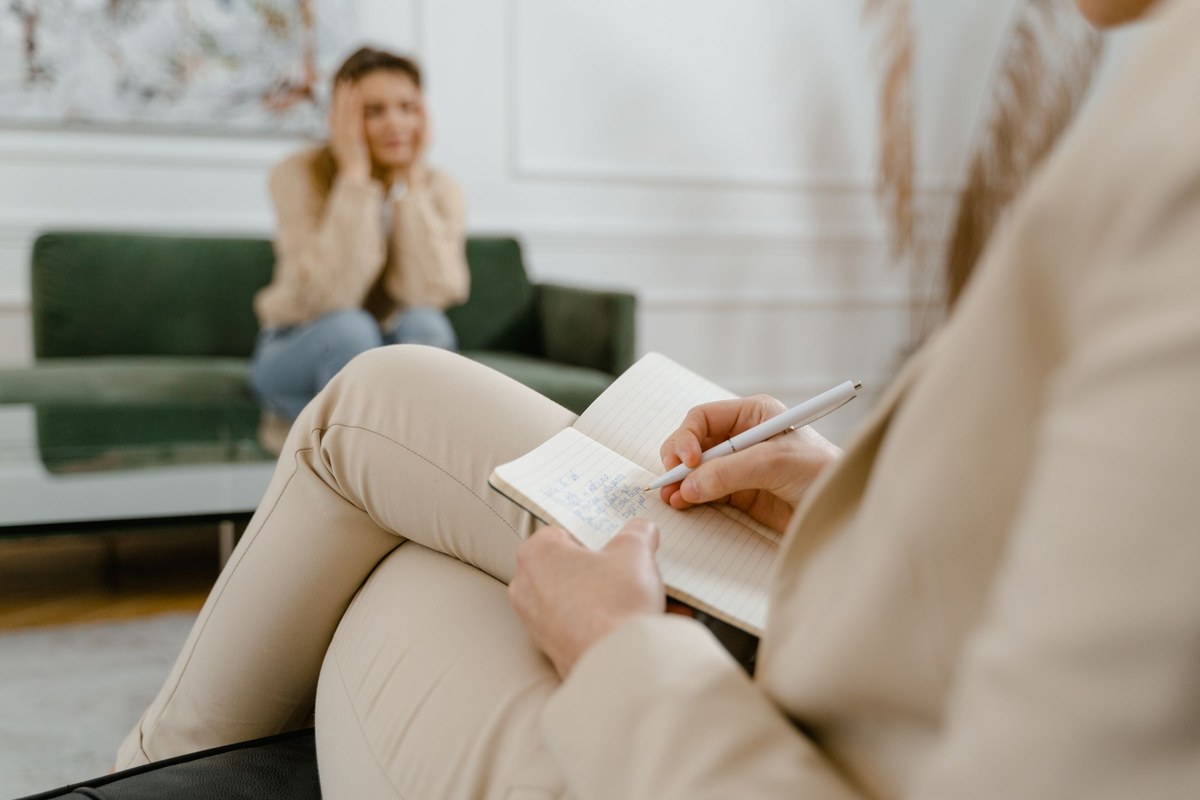 Thérapeute prenant des notes pendant une séance de psychothérapie
