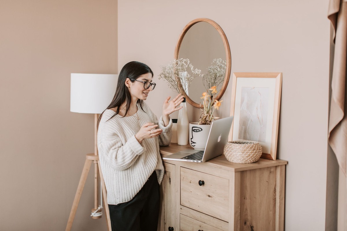 Personne en visioconférence depuis chez elle pour une consultation à distance