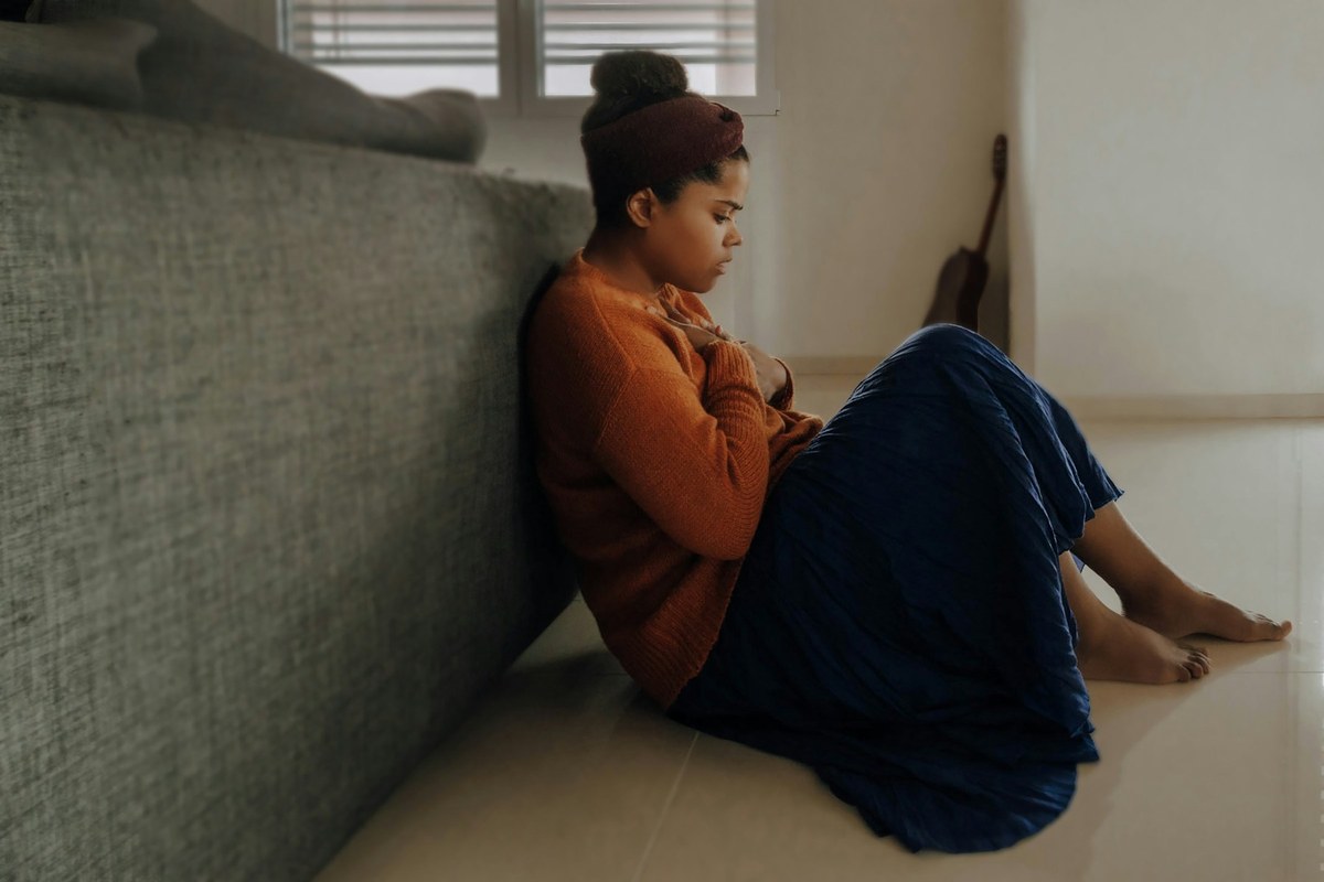 Personne anxieuse assise seule dans une pièce