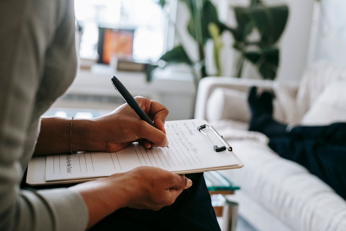 Prise de notes pendant un entretien therapeutique
