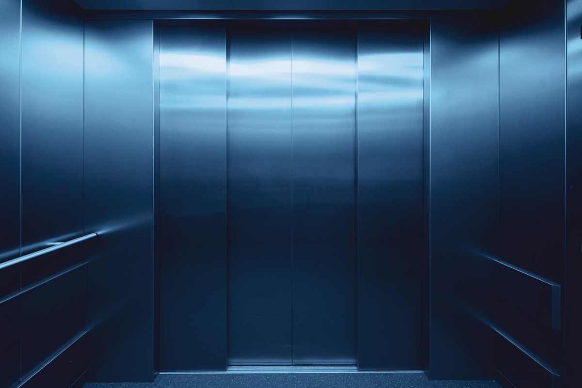 Ascenseur fermé illustrant la peur des espaces clos