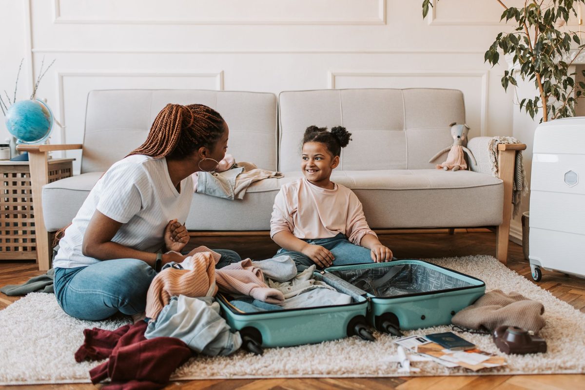Parent et enfant préparant une valise entre deux foyers