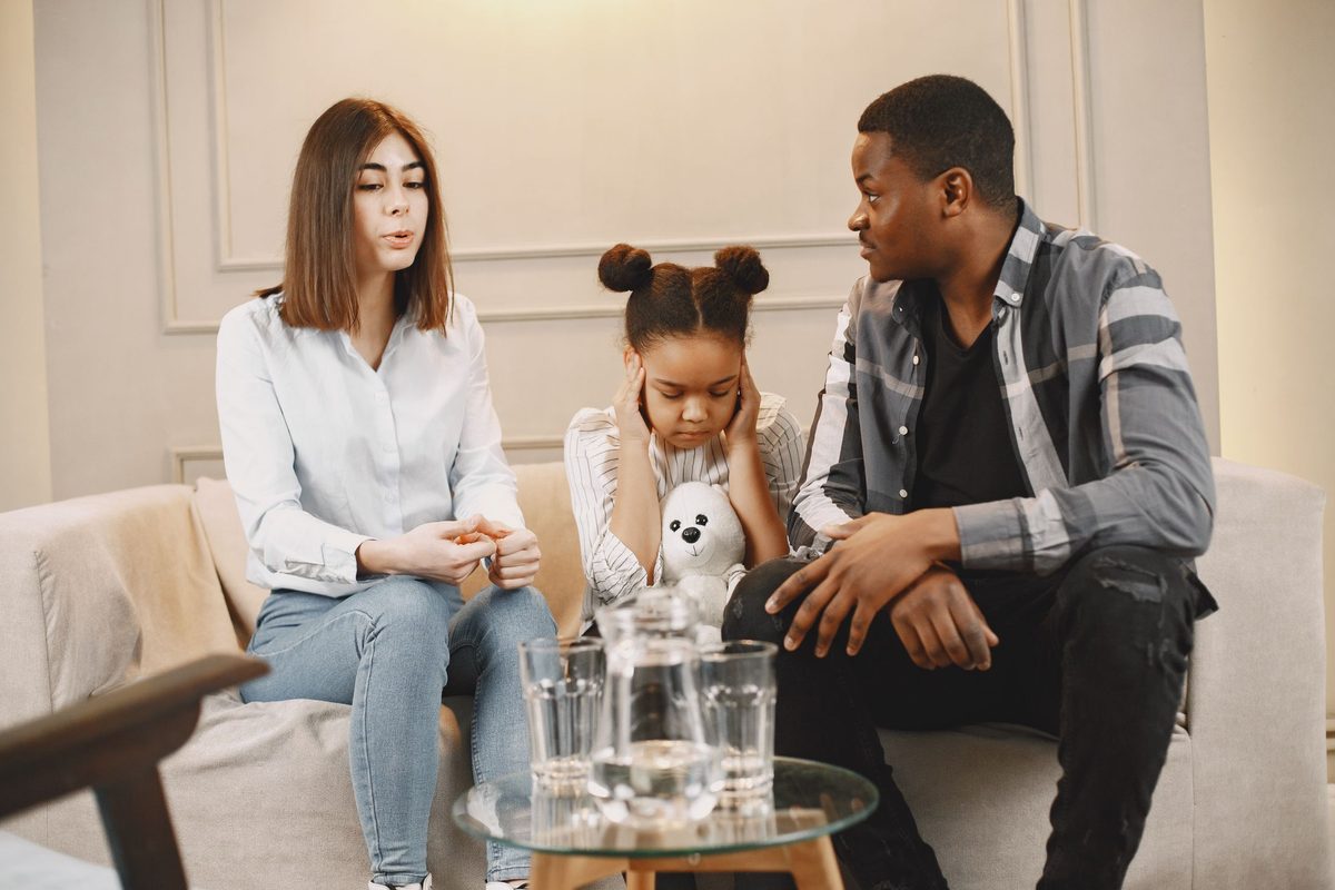 Enfant inquiet pendant une discussion tendue entre ses parents