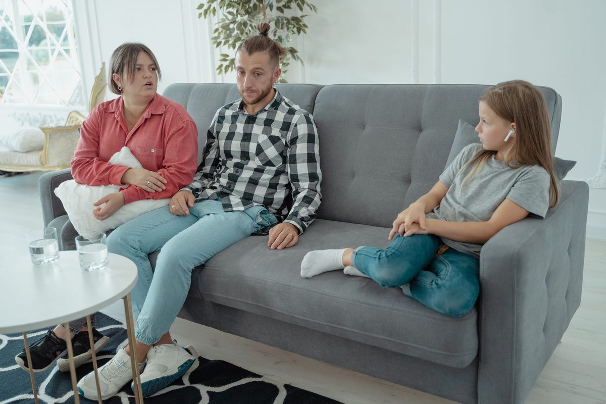Famille discutant en consultation autour de la coparentalité