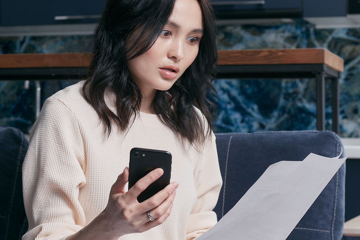 Personne anxieuse en consultant son téléphone