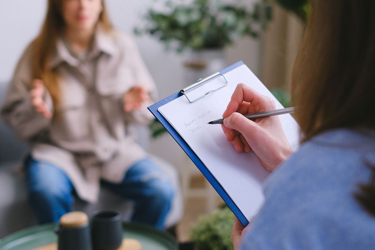 Prise de notes pendant une consultation de psychothérapie