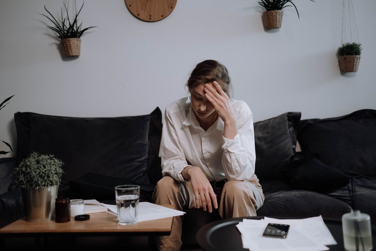 Parent fatigué par les démarches et les tensions liées au divorce