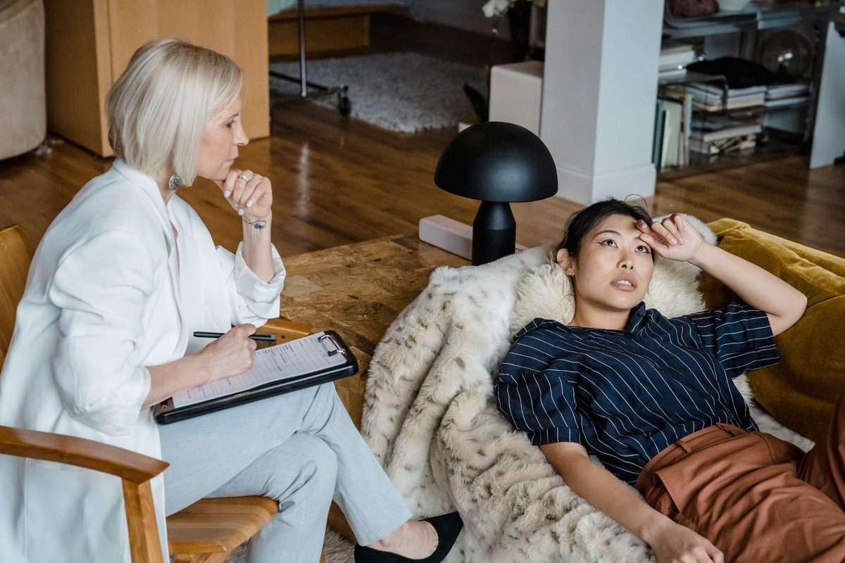 Psychologue accompagnant une adulte pendant une consultation