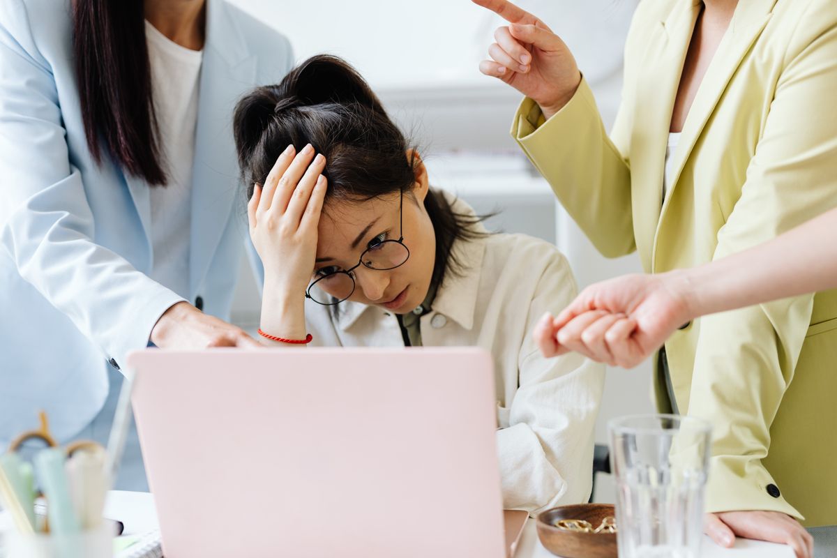 Personne anxieuse pendant une discussion professionnelle
