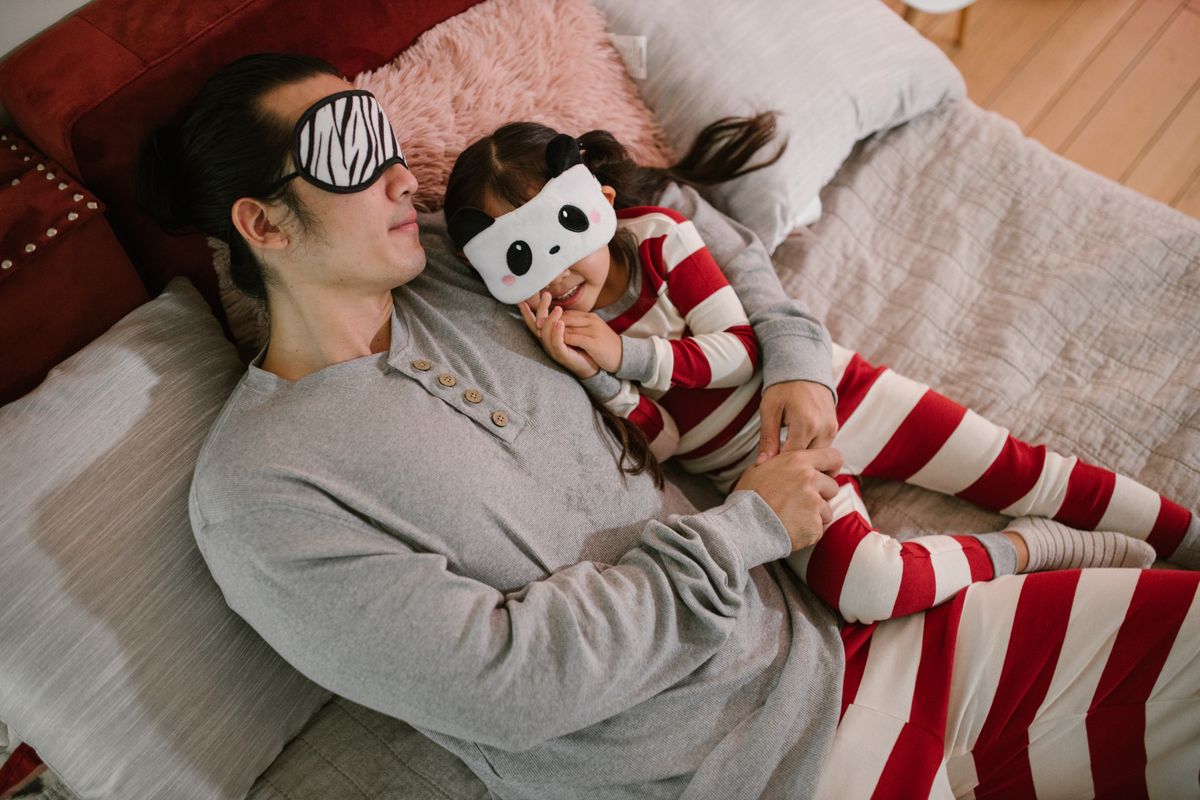 Parent et enfant partageant un rituel du coucher dans un cadre rassurant