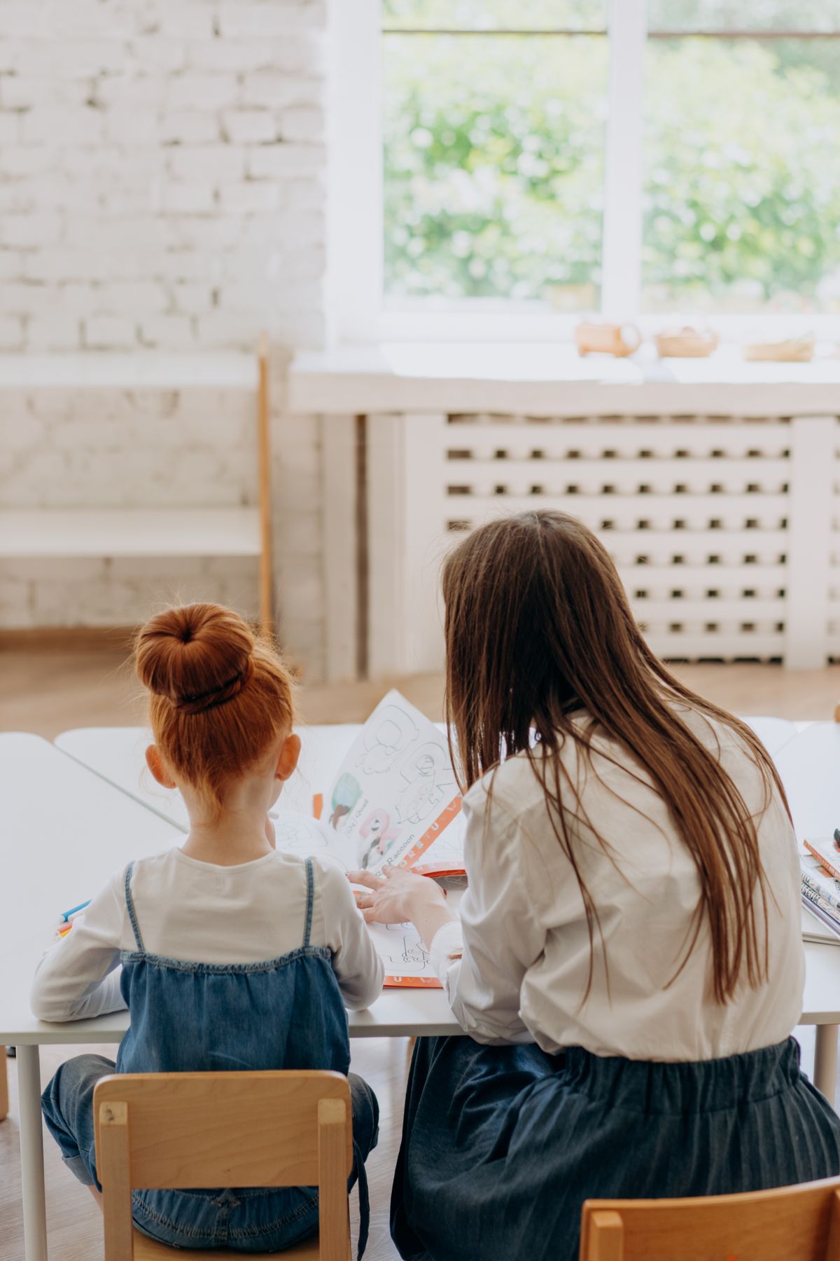 Parent accompagnant son enfant dans un moment de devoirs et d'apprentissage
