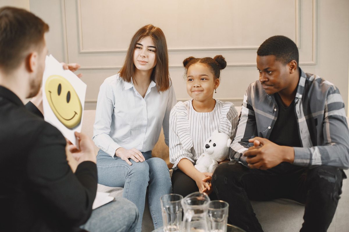 Parents et enfant lors d'un entretien de guidance parentale