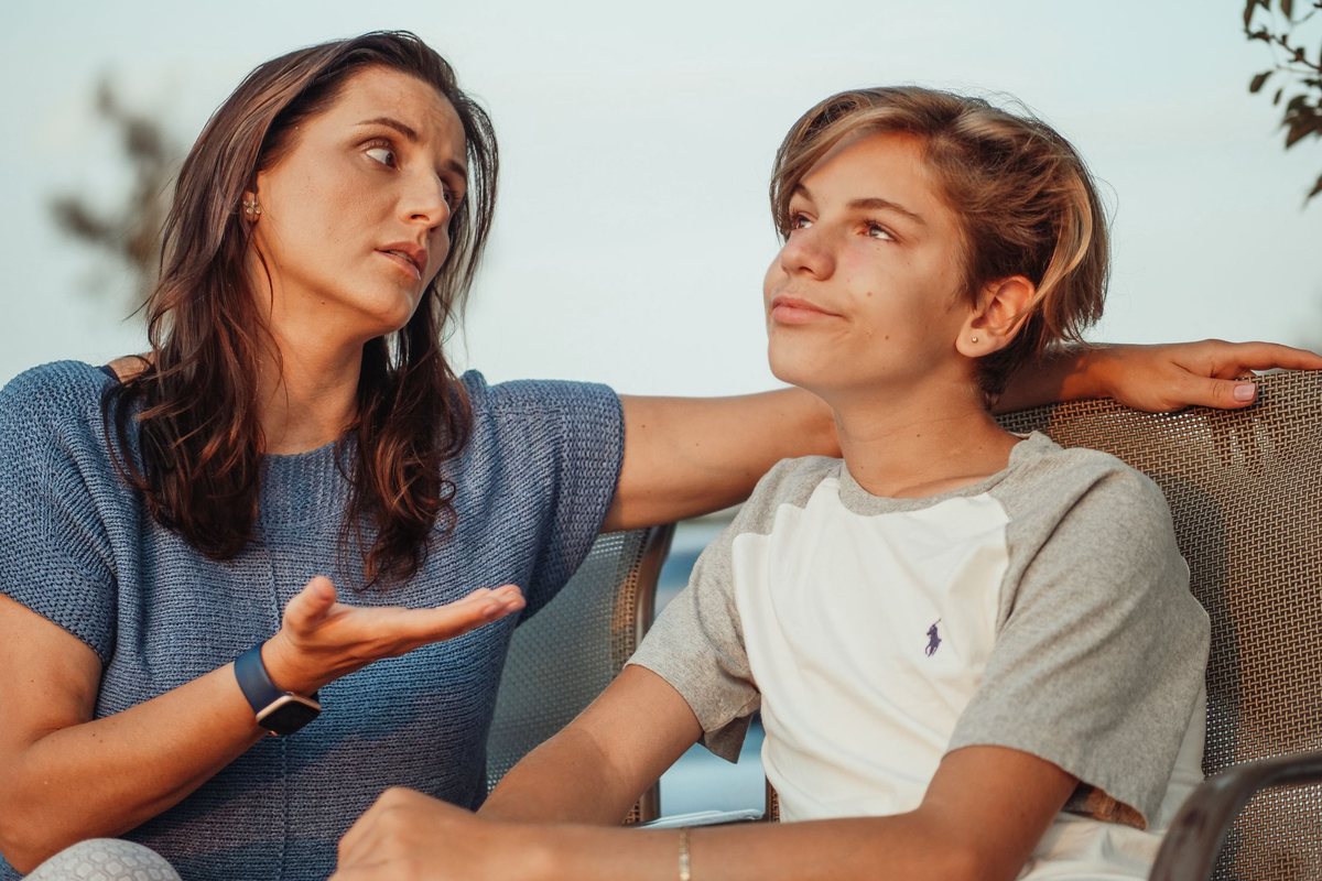 Parent et adolescent discutant calmement